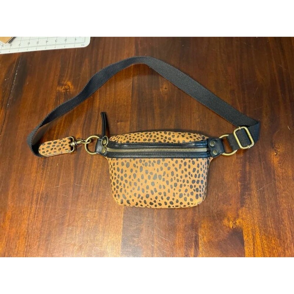 Universal Thread crossbody